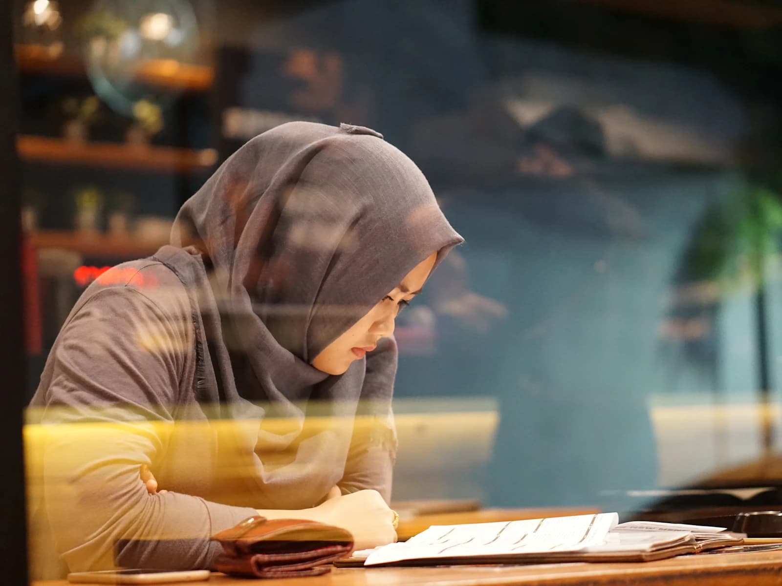 طالبة تراجع دروسها
