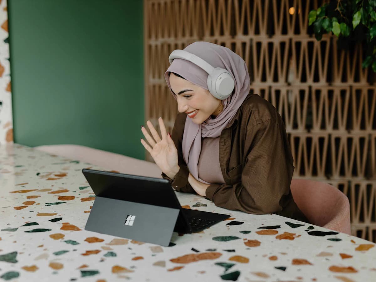 طالبة تلوّح لمدرّسها في حصة مباشرة على جهازها اللوحي